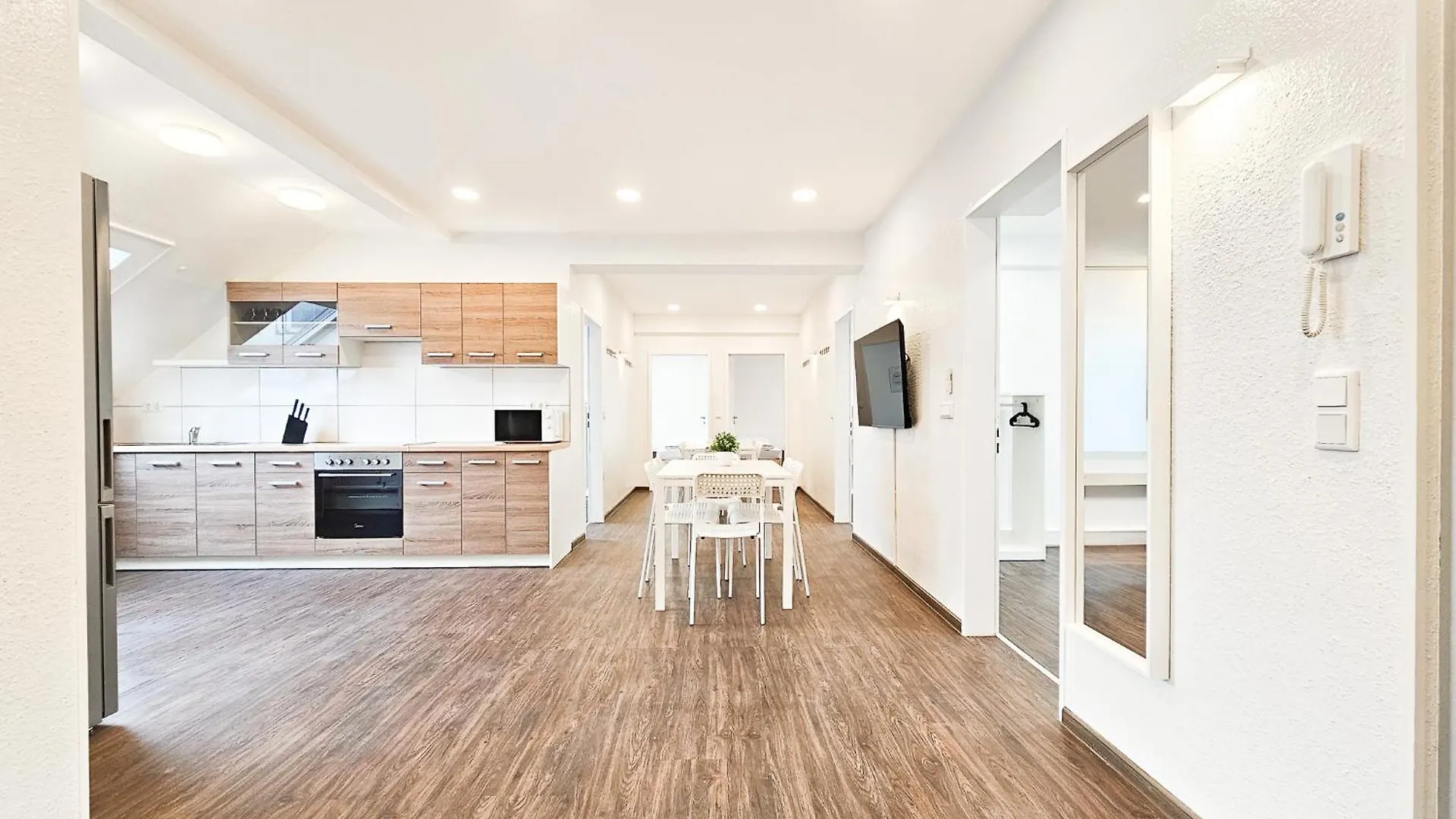 Raj Living - City Center Apartments With 5 Rooms - 10 Min Messe Dus Düsseldorf 0*,  Alemanha